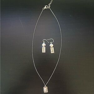 Earring & necklace-matching set